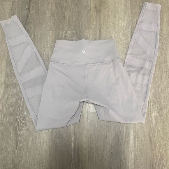 Lululemon High Waisted Mesh leggings size 4, 28 inch - Picture 2 of 5